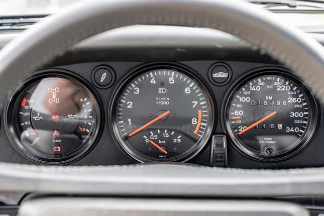 Partial view of the Porsche 959 gauge cluster