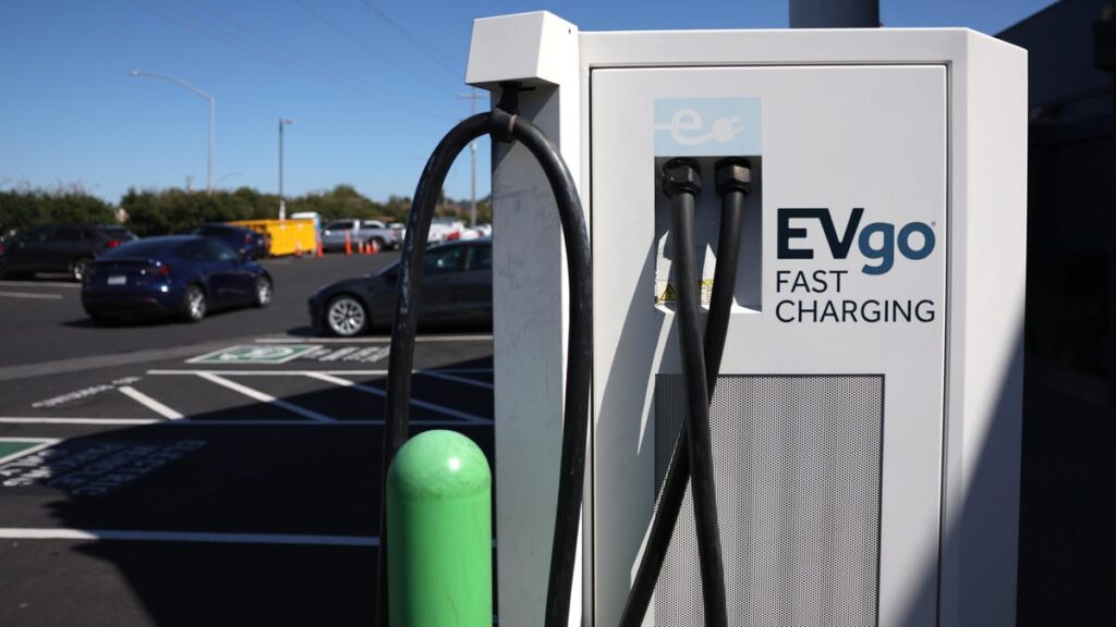 Bizarre, Passive Aggressive Notes For Drivers Of EVs Without Fast Charging Are Appearing On Chargers At The Dallas Airport