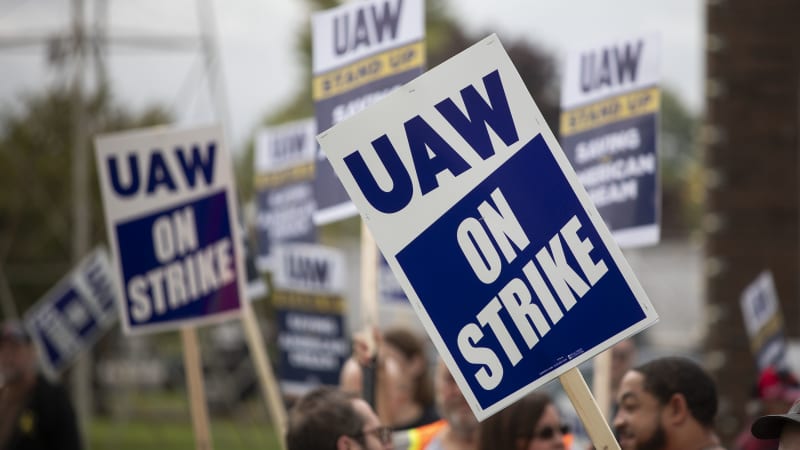 GM, UAW negotiated until 5 a.m. with Mary Barra and Shawn Fain at the table