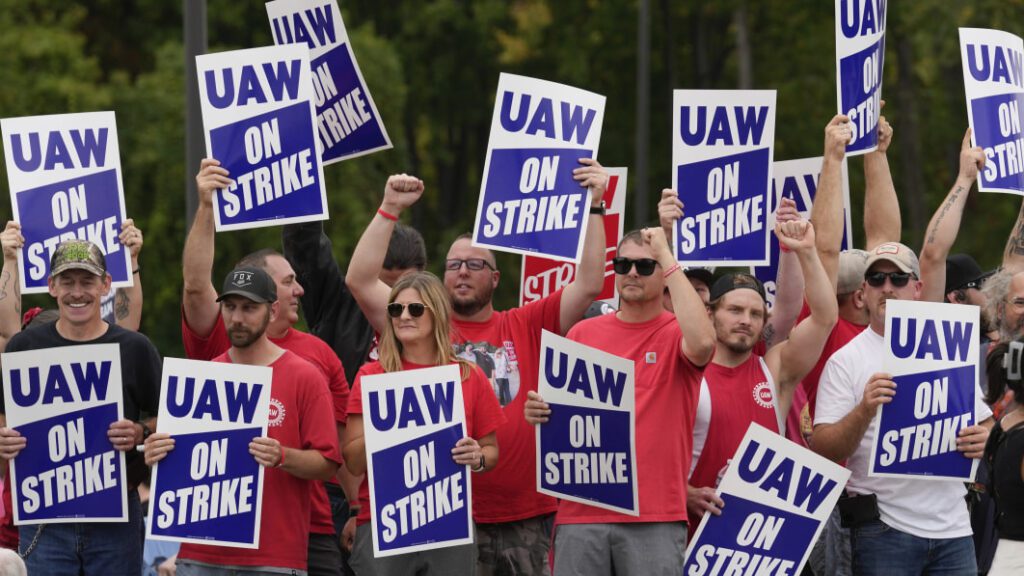 GM locks in $6 billion credit line as strike's first two weeks cost $200M