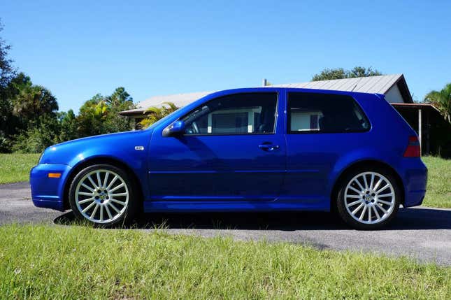 Image for article titled A Tragically Barely Driven 2004 Volkswagen R32 Is Up For Sale