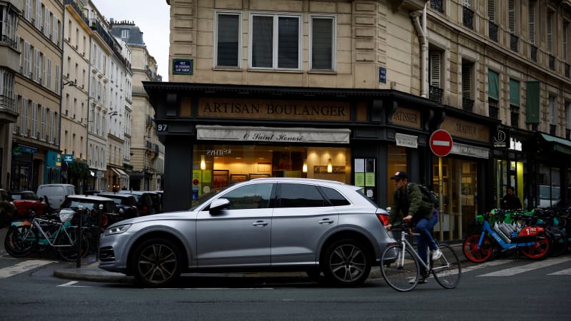 Paris aims to drive out big SUVs by issuing big parking fees
