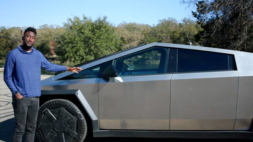 Top tech YouTuber breaks down the Tesla Cybertruck's 'ridiculous' windshield wiper, tricky door handles