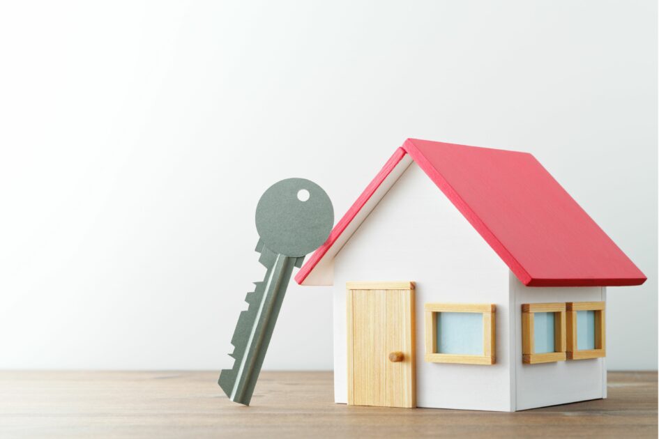 what is home insurance? image of a small house with a key