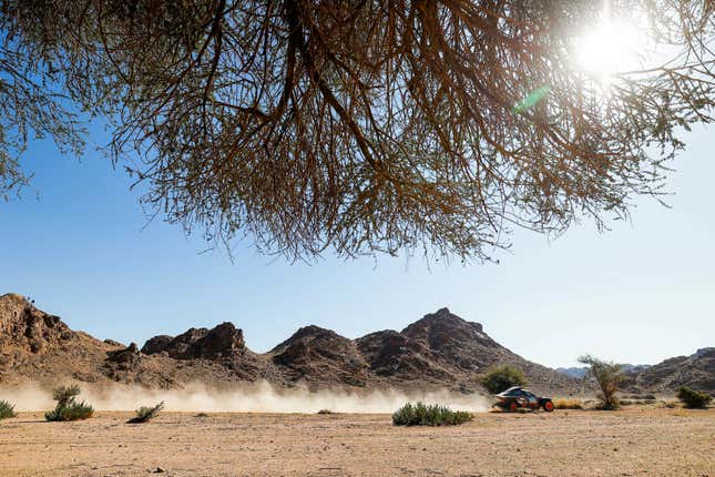 Image for article titled 61-Year-Old Carlos Sainz Continues To Dominate Desert Racing&#39;s Toughest Event