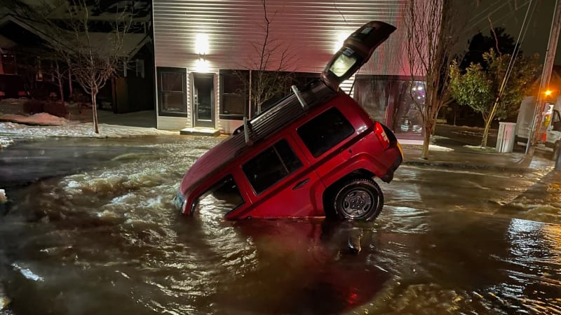 Couple survives after Jeep Patriot falls into sinkhole in Washington