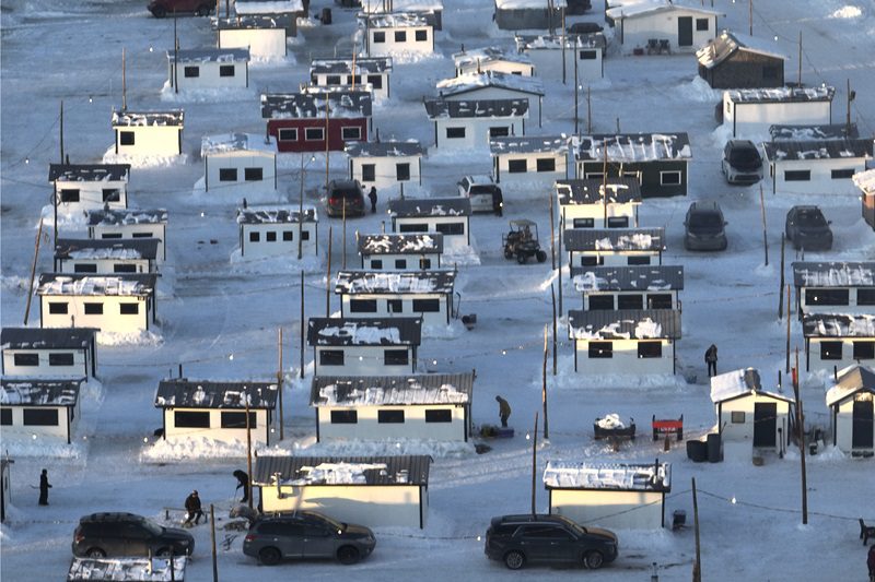 Ice fishing huts in Quebec