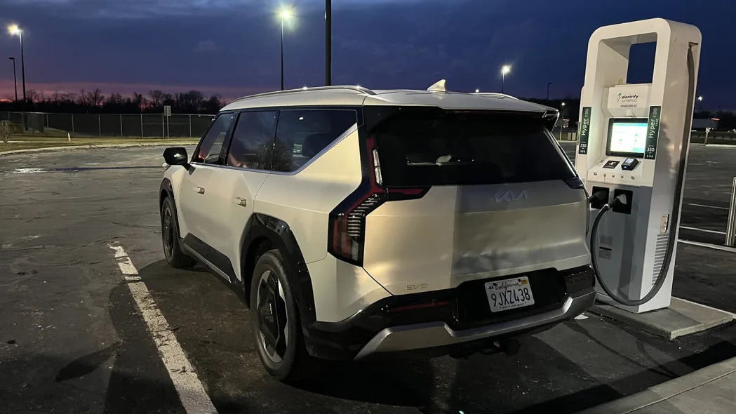 Kia EV9 at an Ohio Turnpike charger