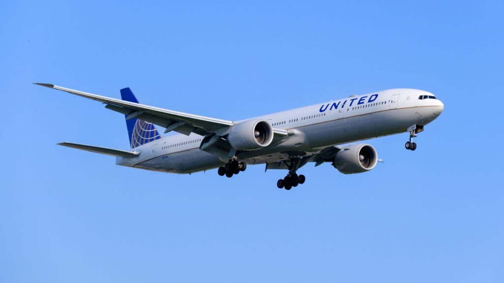 United Boeing 777 Gushes Fluid From Landing Gear Before Transpacific Flight