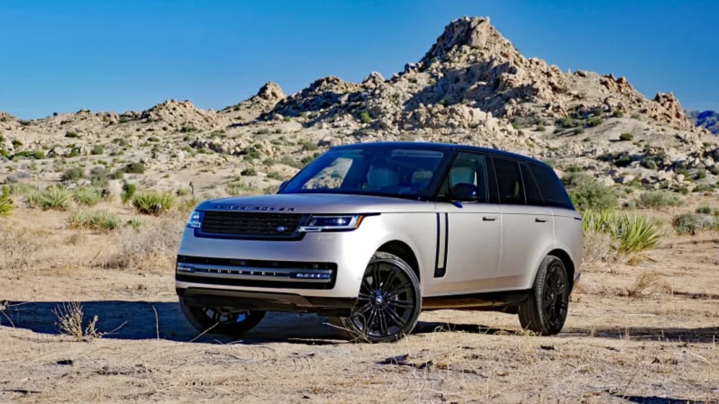 2023-Range-Rover-front-three-quarter-rubble-mountain-pile (1)