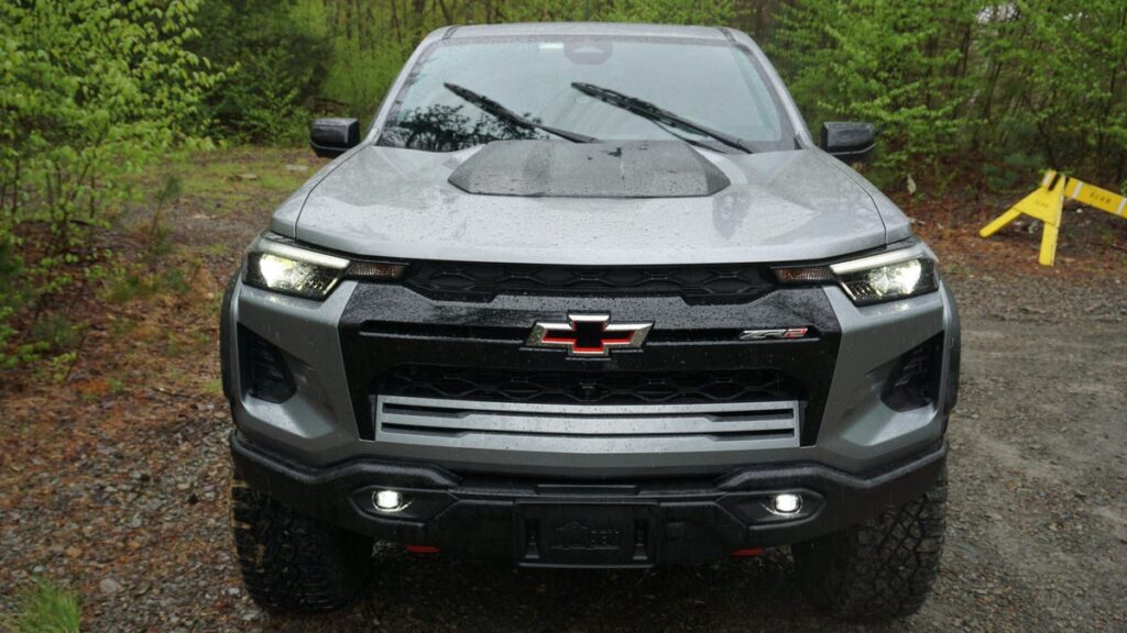 The Chevy Colorado's Headlight Controls Are Awful