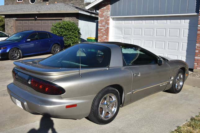 Image for article titled At $3,995, Could This 2000 Pontiac Firebird Fit You To A Tee Top?