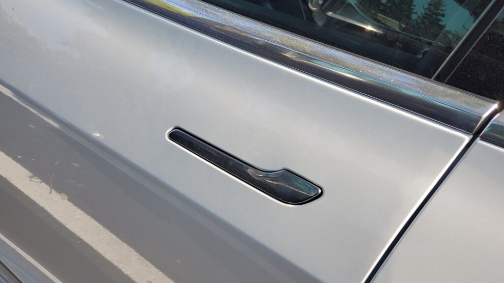 Tesla owners say they've been trapped in their cars. Here's how to manually open a Tesla door