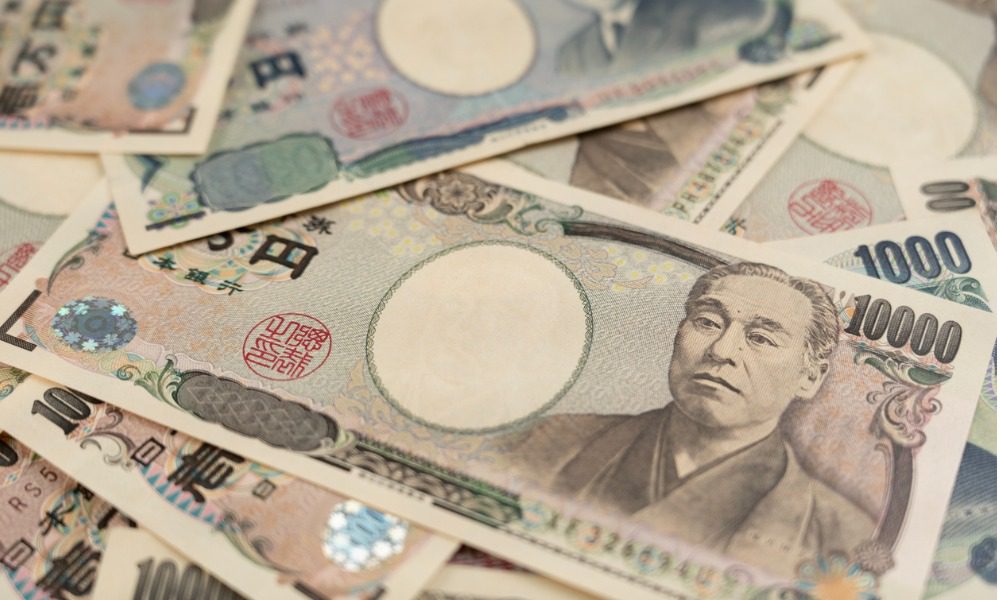 Japan’s big insurers pin hope on the mighty dollar to stay longer