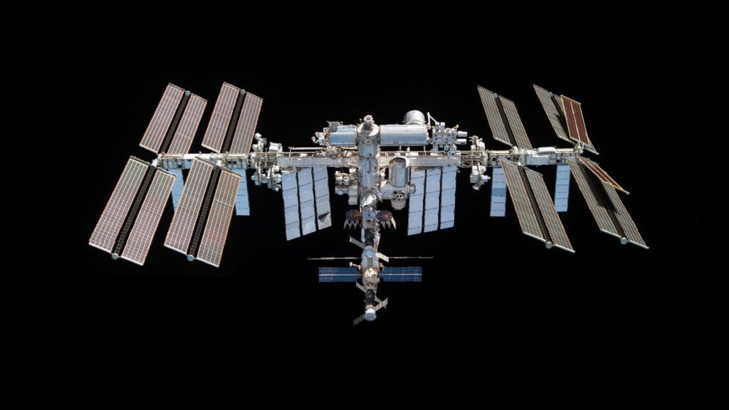 International Space Station Should Be Saved By SpaceX, Not Crashed Into Ocean