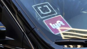 California Supreme Court backs treating Uber, Lyft drivers as independent contractors