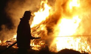 Displaced residents tour town as wildfire threat continues to 'fluctuate'