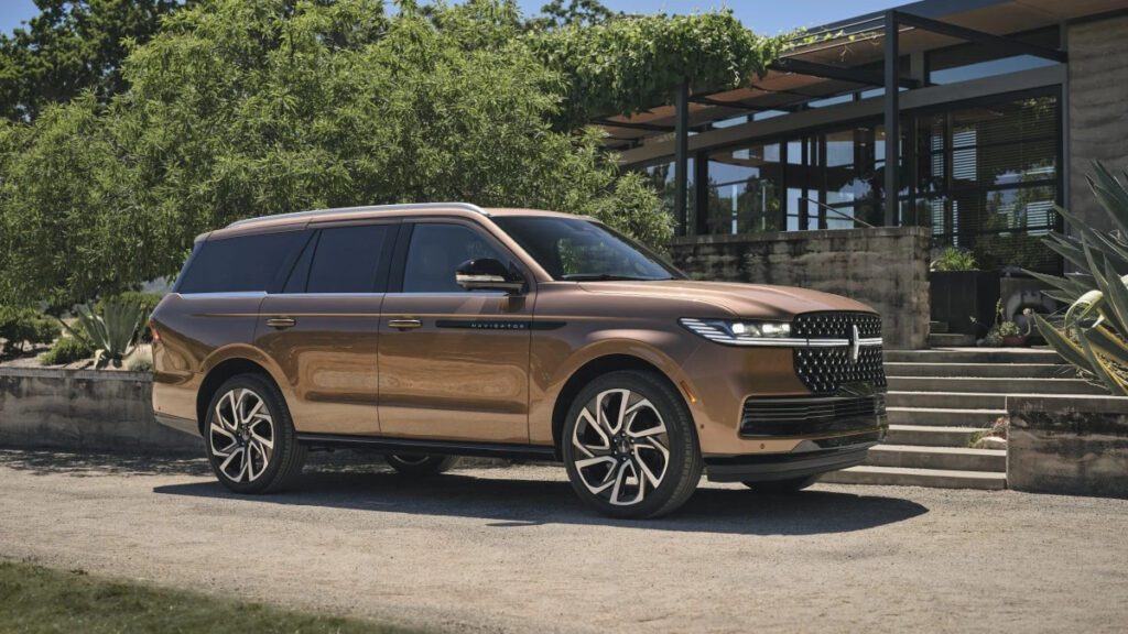 2025 Lincoln Navigator revealed with dramatic look, massive screen in Monterey