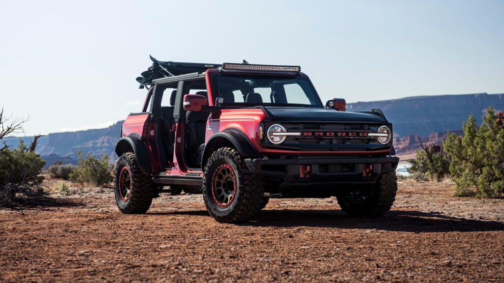 Ford Bronco Thief Attempts To Drive Over Cop Car, Learns That Not All Off-Roaders Are Monster Trucks