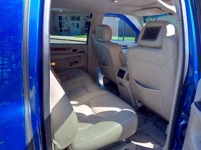 Image for article titled At $6,950, Would You Pick Up This 2003 Cadillac Escalade EXT?