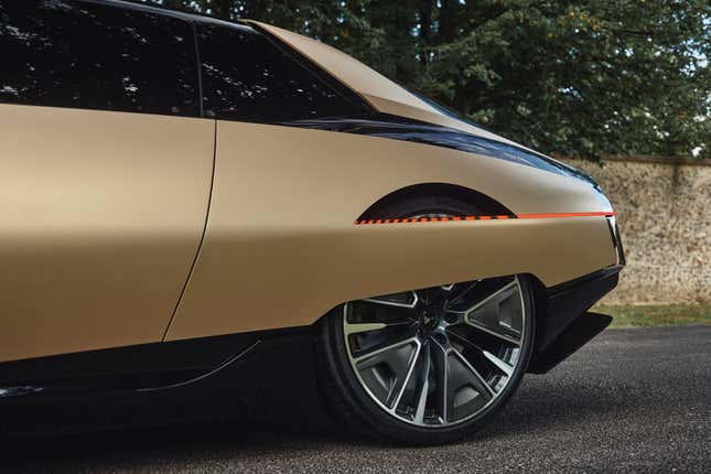 Rear wheel arch of the gold DS Automobiles SM Tribute concept