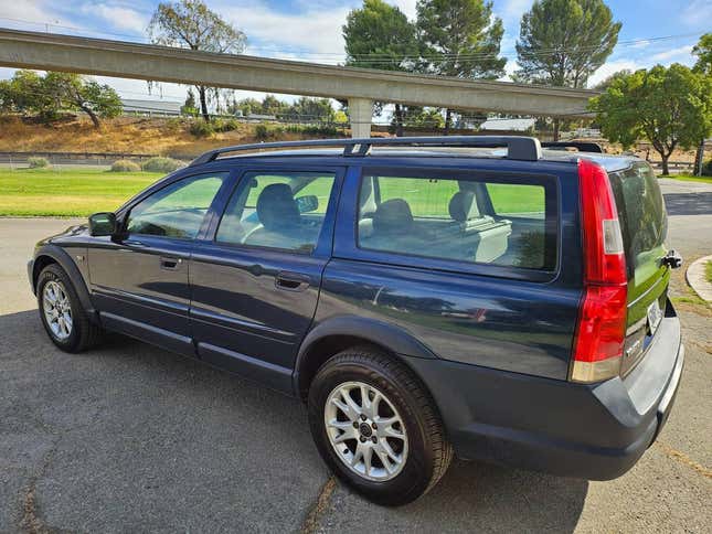 Image for article titled At $2,999, Will This 2004 Volvo XC70 Go The Distance?