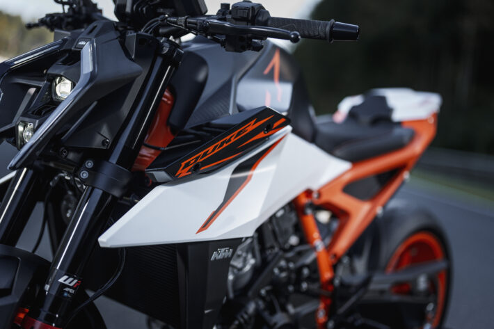 2025 KTM 990 Duke R