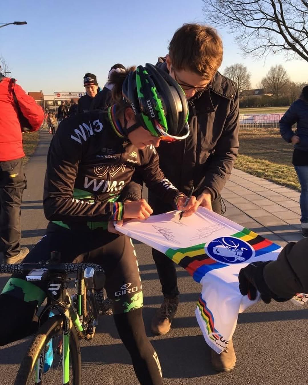 Marianna Vos signing a fans world championship jersey